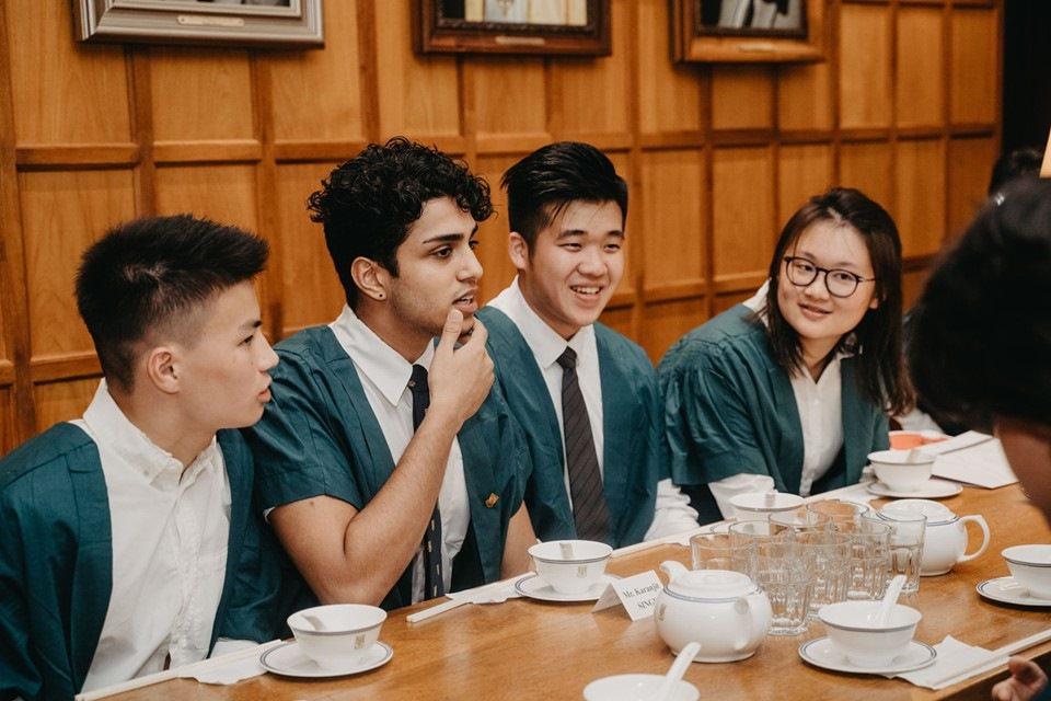 学生在高桌晚餐时穿着绿色长袍