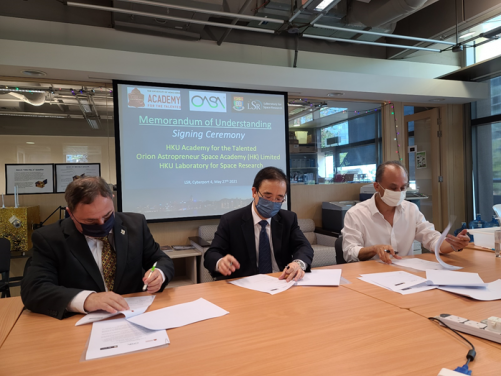 Professor Quentin Parker, Director of the HKU Laboratory for Space Research (Left), Professor Bennett Yim, Director of Undergraduate Admissions and International Student Exchange of the University of Hong Kong (Middle), Dr. Gregg Li, Chairman of the Orion Astropreneur Space Academy (OASA) (Right) signed a Memorandum of Understanding on 27 May 2021