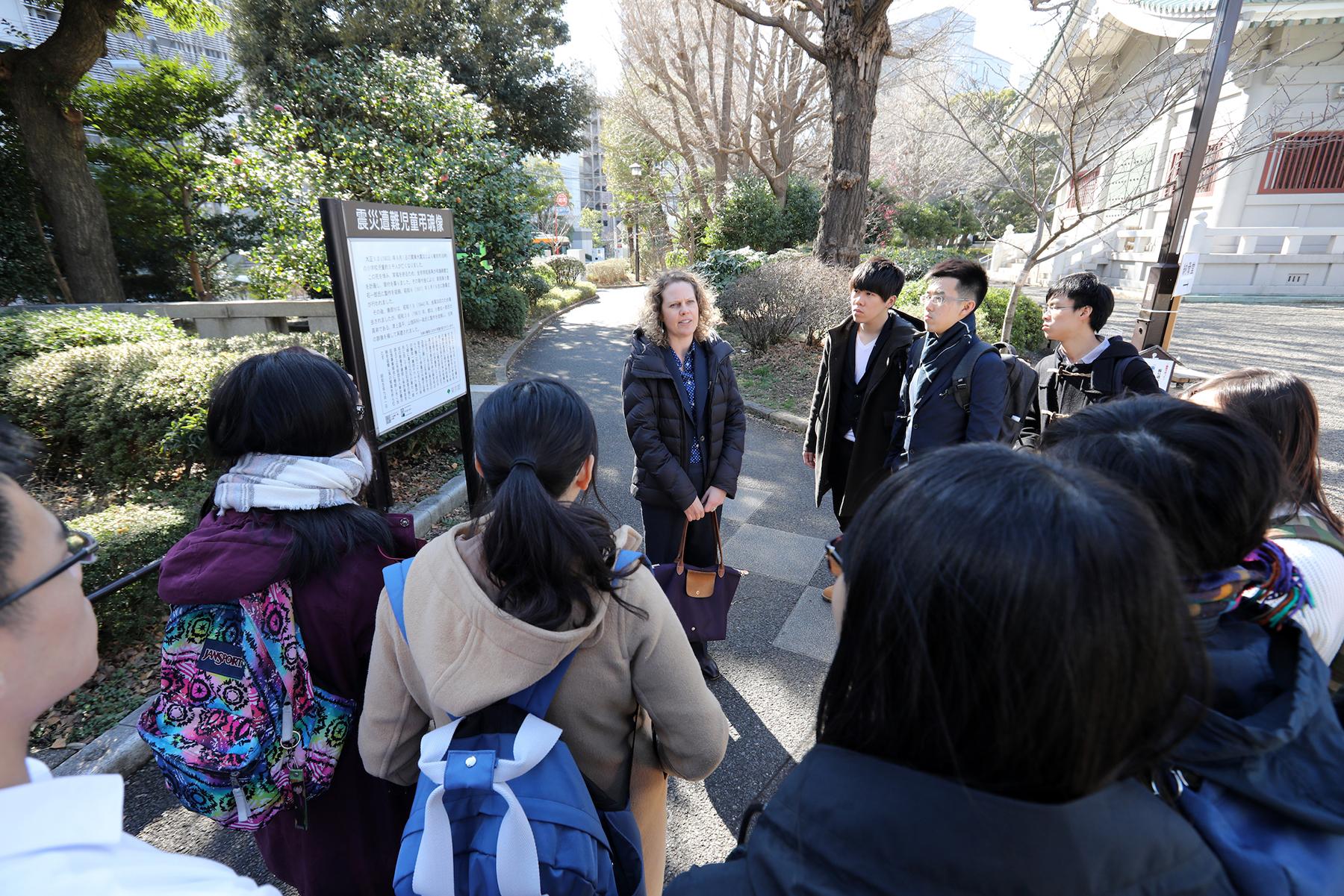 Borland博士和港大学生参观东京关东大地震纪念碑