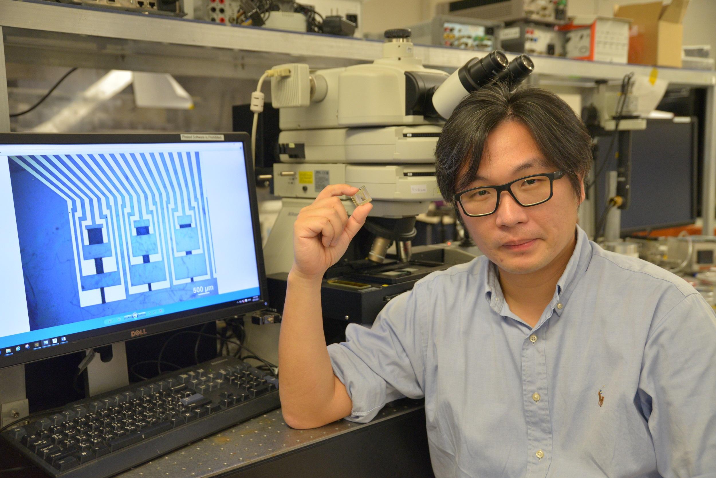 Dr Paddy K.L. Chan,机械工程系副教授，与南京大学合作开发的新型可穿戴心电图（ECG）传感器