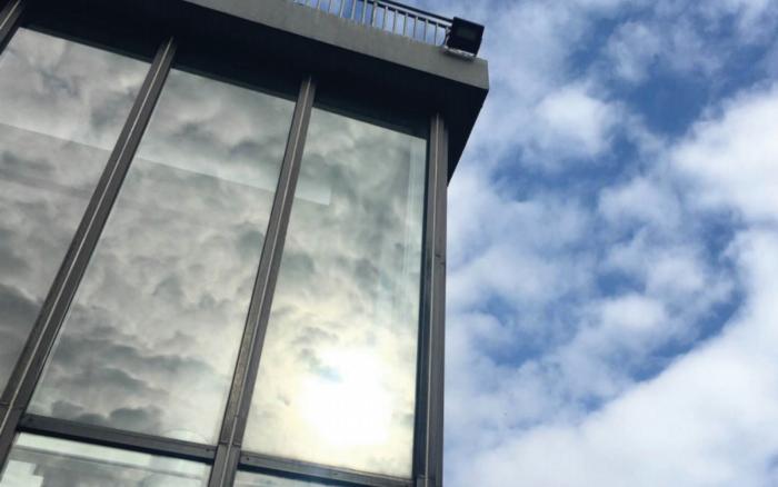 大厦玻璃反射蓝天