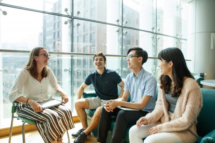 不同国籍的学生在志华学习中心聊天