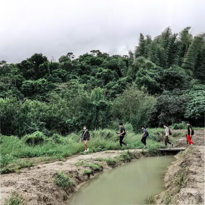 Students on field trip visiting countryside