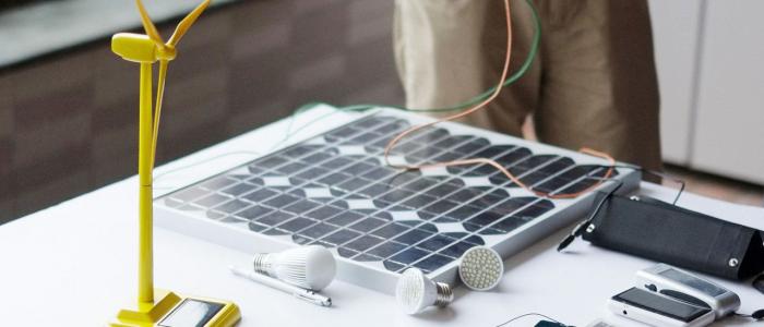 桌上的小型太阳能电池板和风力涡轮机