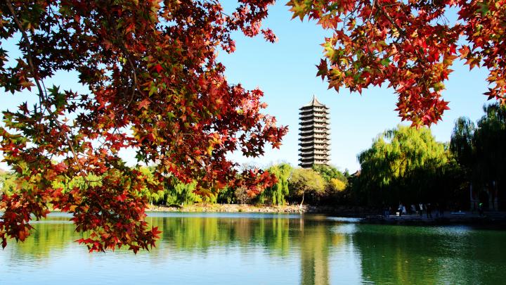 北京大学校园，湖上有一座塔
