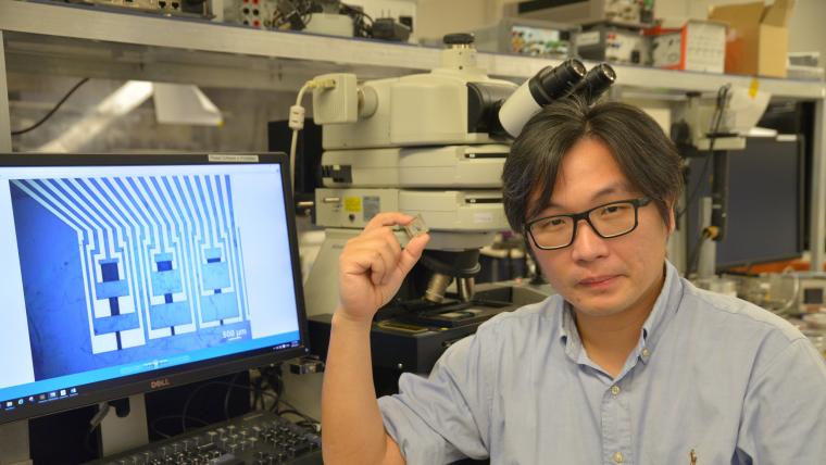Dr Paddy K.L. Chan, 機械工程系副教授，與南京大學合作開發的新型可穿戴心電圖（ECG）傳感器